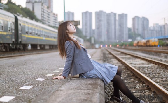 镜酱 私奔之制服 [30P-375MB]